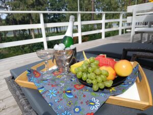 leżaki, szampan, owoce