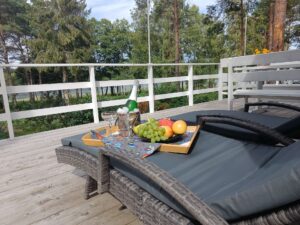 leżaki, szampan, owoce