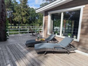 leżaki na tarasie