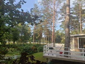 widok na taras i jezioro