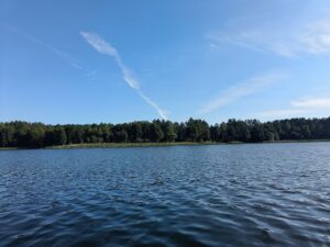 tafla wody na jeziorze