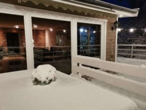 taras zasypany śniegiem